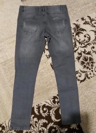 Серые плотные джинсы скинни с имитацией рванки2 фото