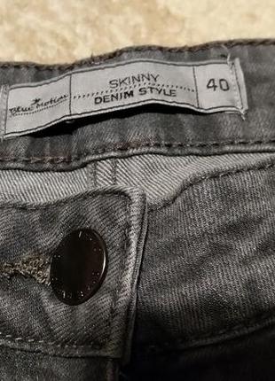 Серые плотные джинсы скинни с имитацией рванки4 фото