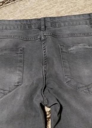 Серые плотные джинсы скинни с имитацией рванки5 фото