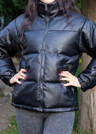 Черная кожаная куртка пуховик на осень-зиму размер м2 фото