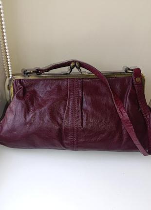 Кожаная сумочка в винтажном стиле на фермуаре. саквояж