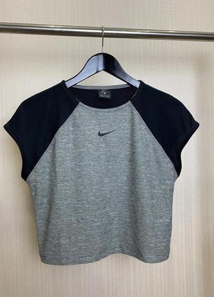 Спортивная женская футболка nike
