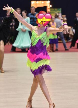 Яркое платье для бальных танцев (латина) с бахрамой (юниор)