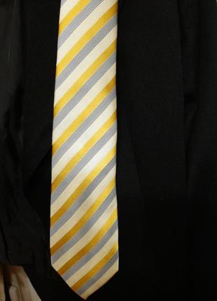 Яркий шелковый галстук