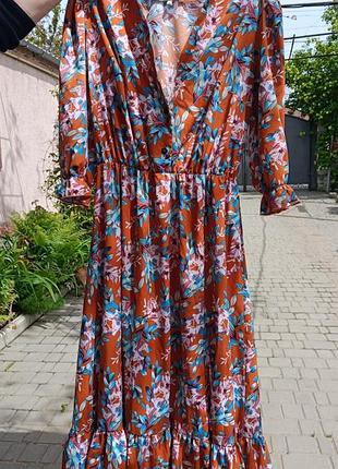 Літня легка сукня з розрізом