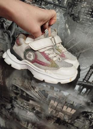 Продам   
кроссовки 3