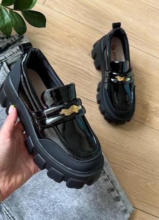 Лаковані туфлі, лофери