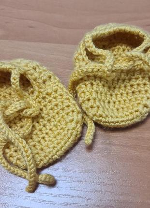 Теплые вязаные пинетки для малыша