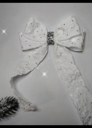 Білий бант на заколці