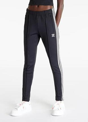 Женские спортивные штаны бренда adidas