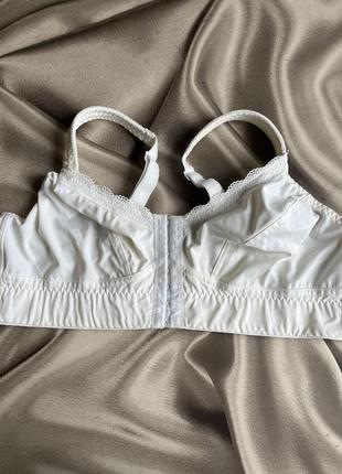 Белый бюстик с застежками спереди 100в
