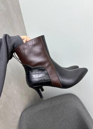 В наличии кожаные комбинированные ботиночки на каблуке острый носок