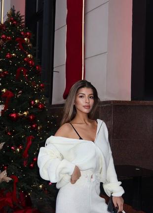 Жіночий вʼязаний костюм