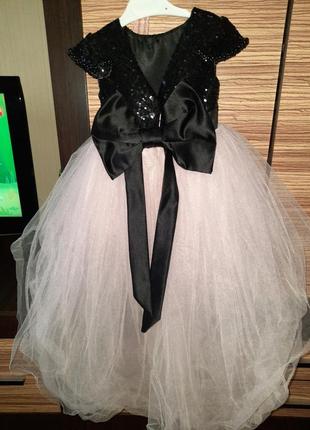 Нарядное платье на годик