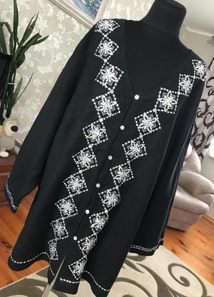 Льняная удлиненная блуза с вышивкой пайетками