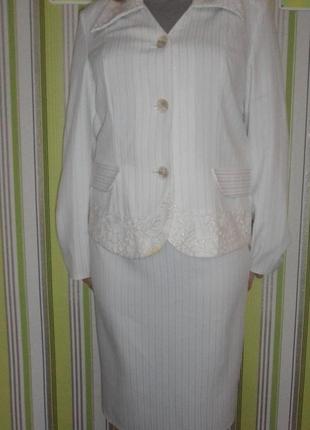 Женский белый юбочный костюм3 фото