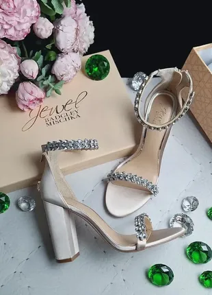 Badgley mischka оригінал пудрові сатинові весільні вечірні босоніжки прикрашені камінням
