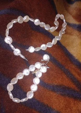 Украшение из искусственных жемчужин.