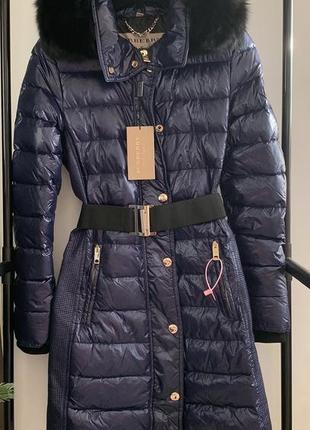 Женский пуховик burberry с капюшоном и воротником из песца