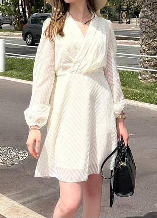 Ніжна жіноча сукня