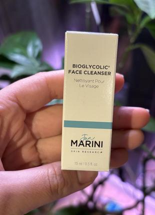 Гель для вмивання bioglycolic face cleanser підійде для очищення проблемної шкіри