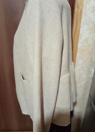 Очень красивый пиджак интересного кроя.42-44. в составе шерсть.