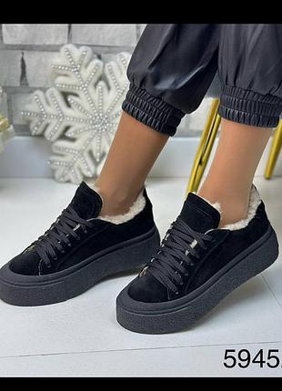 Теплі жіночі зимові замшеві кеди на хутрі в чорному кольорі