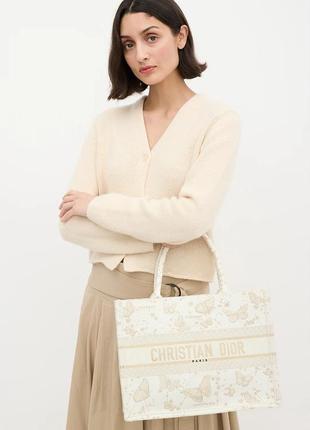 Брендовая сумка шопер book tote zodiac embroidery с бабочками премиум качество беж крем