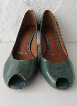 Женские лаковые кожаные босоножки clarks