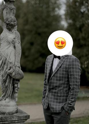 Стильний чоловічий класичний костюм в клітинку м