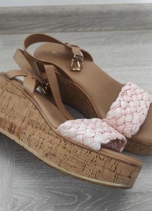 Крутые босоножки на танкетке