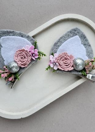 Весенние серо-белые ушки кишки с розовым декором, ушки кошки на заколках, заколки с ушками кишки