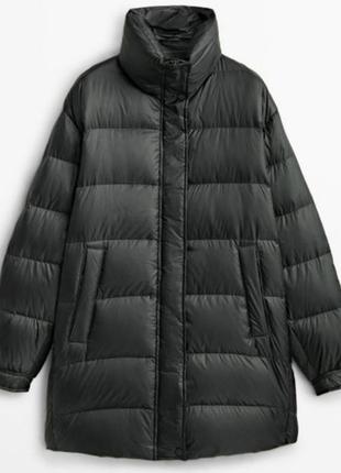 Пуховик massimo dutti, размер xs/s, одевался 1 раз, состояние абсолютно новой вещи, есть нюанс, который можно легко исправить (см. фото). болеемирит чуточку