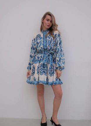 Белое платье с синим орнаментом