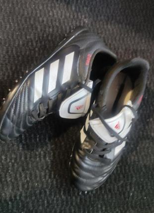 Спортивні кросівки