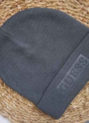 Женская шапка guess