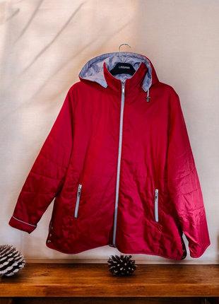 Женская весенняя куртка с капюшоном большого размера в состоянии новой