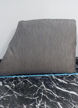 Подушки дышащие, серые.