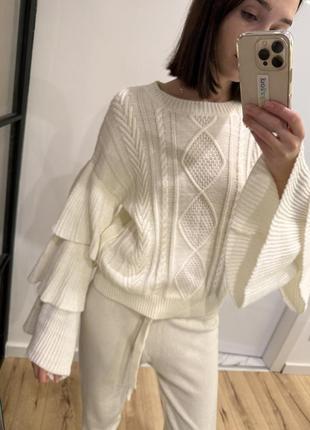 Білий светр з широкими рукавами