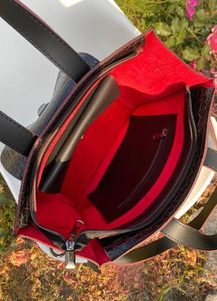 Чёрная с красным выворотом женская сумка шоппер на длинном ремешке4 фото