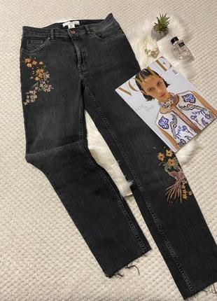 Джинсы с вышивкой