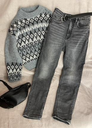 Джинсы серо-черные stradivarius mom slim fit