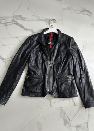 Черная кожаная куртка