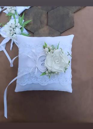 Подушечка для обручок.