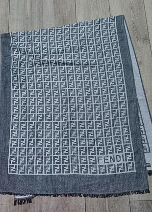 Fendi шарф.