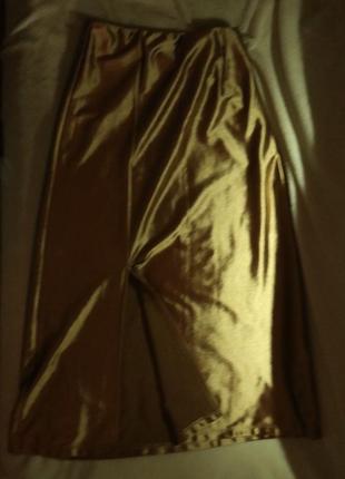 Длинная атласная юбка золотистого цвета
