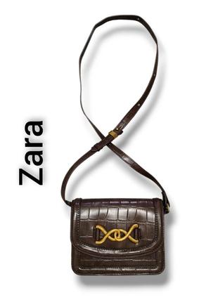 Сумка zara crossbody коричневого цвета с тиснением под крокодила с золотистой пряжкой на длинном ремешке