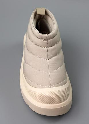 Стильні утепленні жіночі уггі.