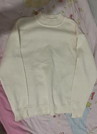 Біла кофта під горло