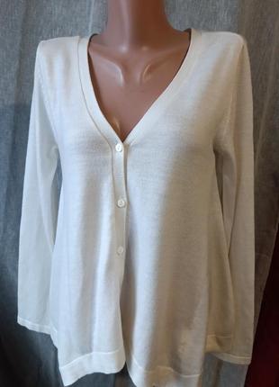 Кофта с оригинальной спинкой.